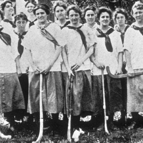 Radcliffe 1915 women's hockey team.