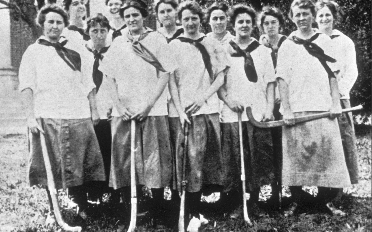 Radcliffe 1915 women's hockey team.