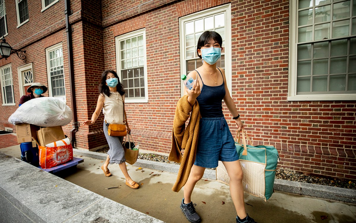 Olivia Zhang, '23, moves into Stone Hall at Quincy House.