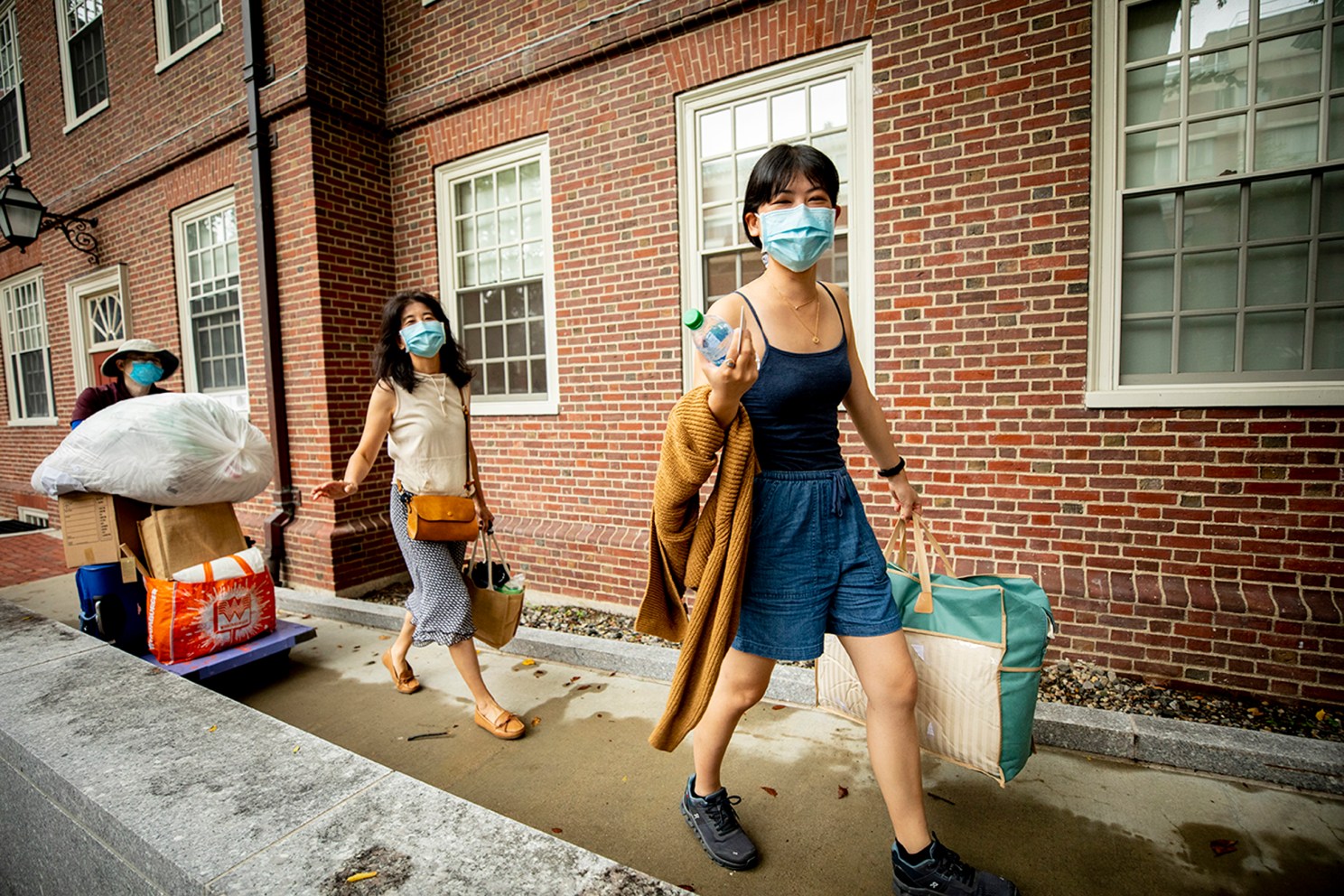 Olivia Zhang, '23, moves into Stone Hall at Quincy House.