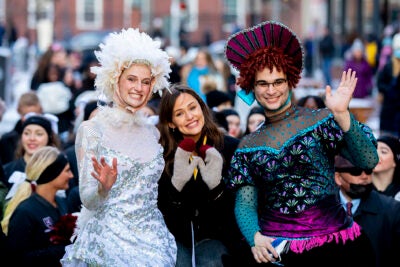Hasty Pudding cast parades Jennifer Garner, flanked by Lyndsey Mugford and Nick Amador, through Harvard Square.