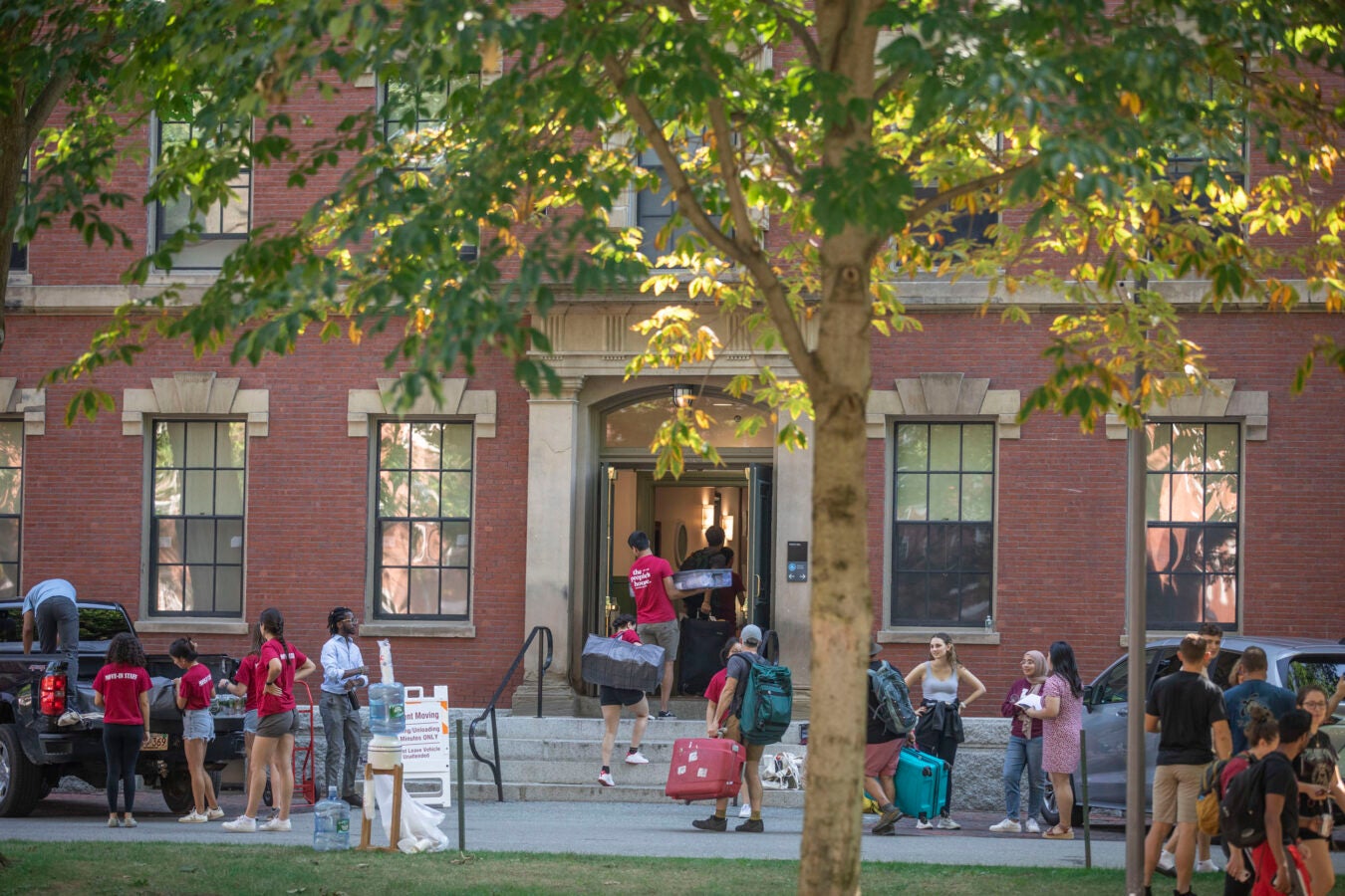 First-year students make their way into Thayer Hal
