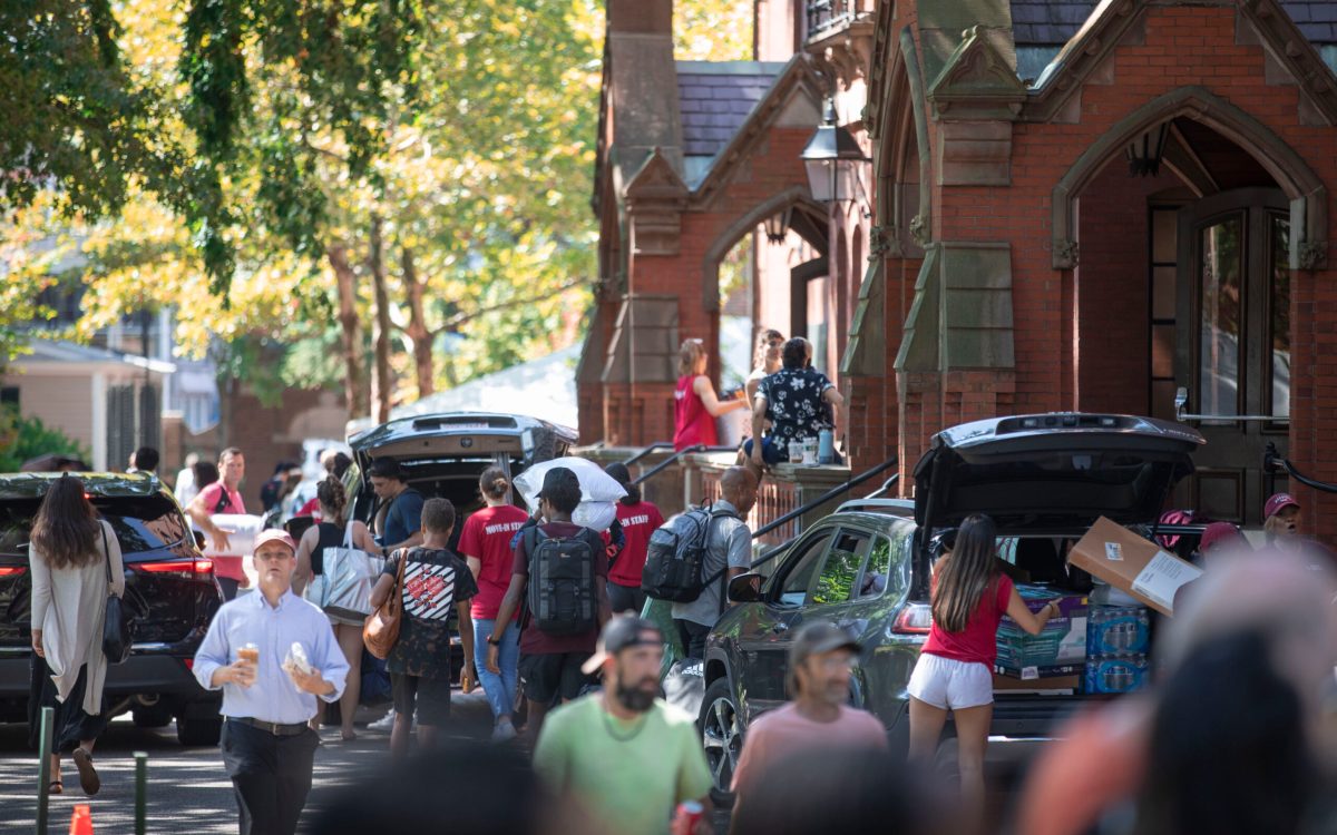 First-years made their way into Harvard Yard during move in day.