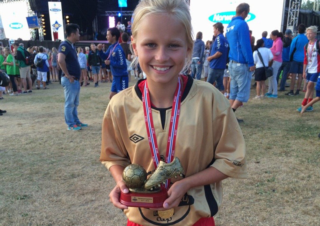 A young Josefine Hasbo holds a trophy.