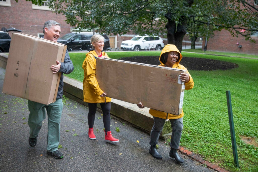 Outside Canaday Hall, Thomas Dunne, Hopi Hoekstra, and Alta Mauro help students move.