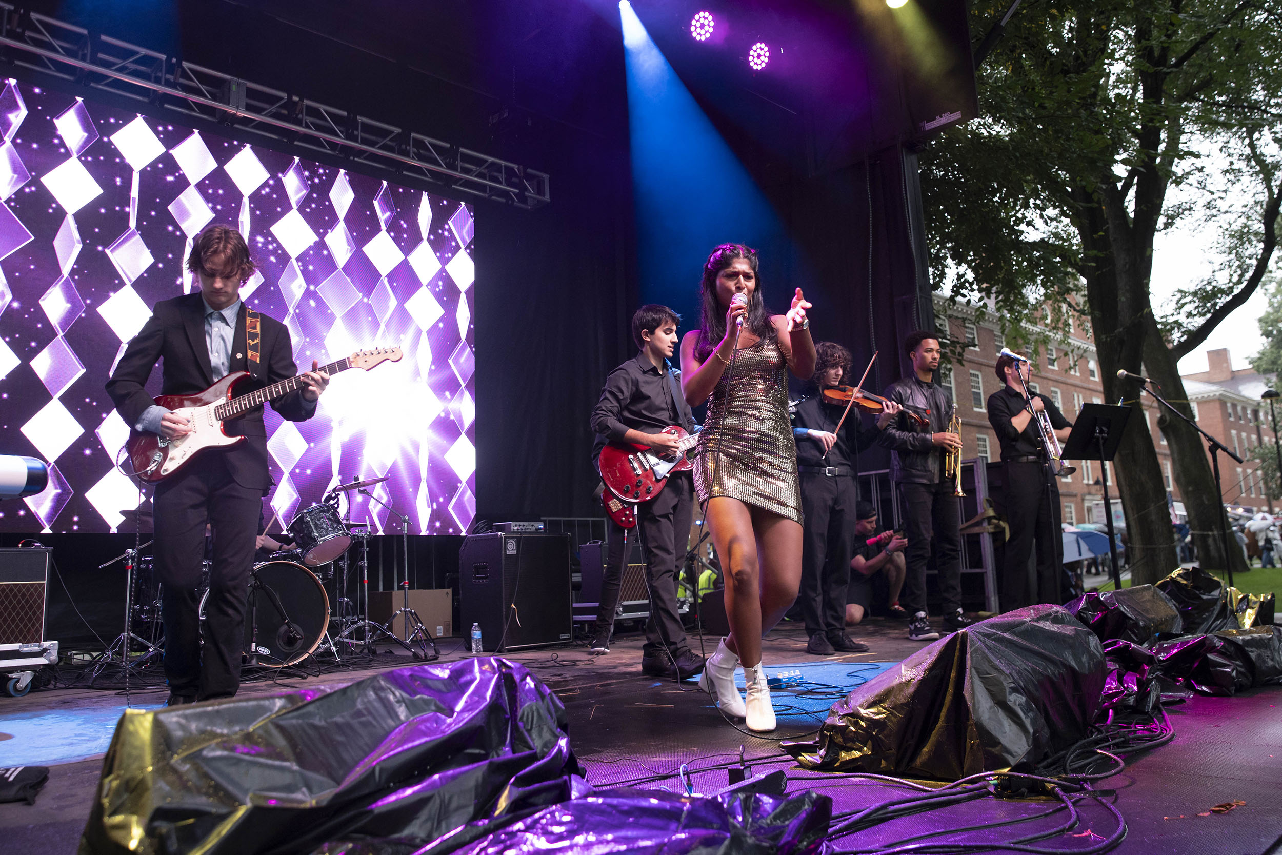 Anoushka Changer ’25 (center) sings onstage