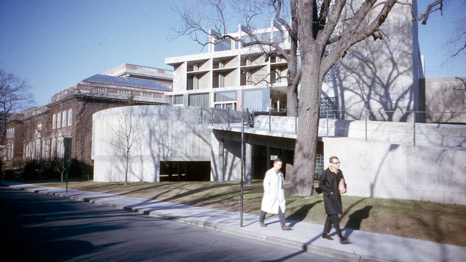 Pedestrians pass Harvard's recently built Carpenter Center in early 1960s.