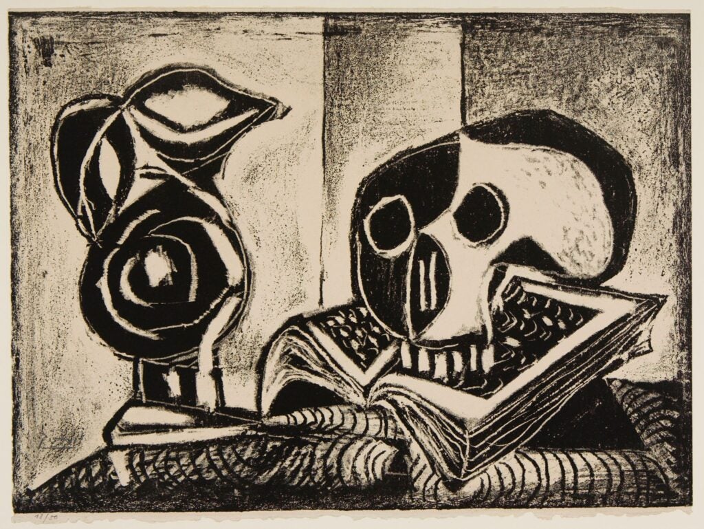 Bir kitap yığınının üzerinde bir kafatasının yanında duran bir sürahinin litografisi. 