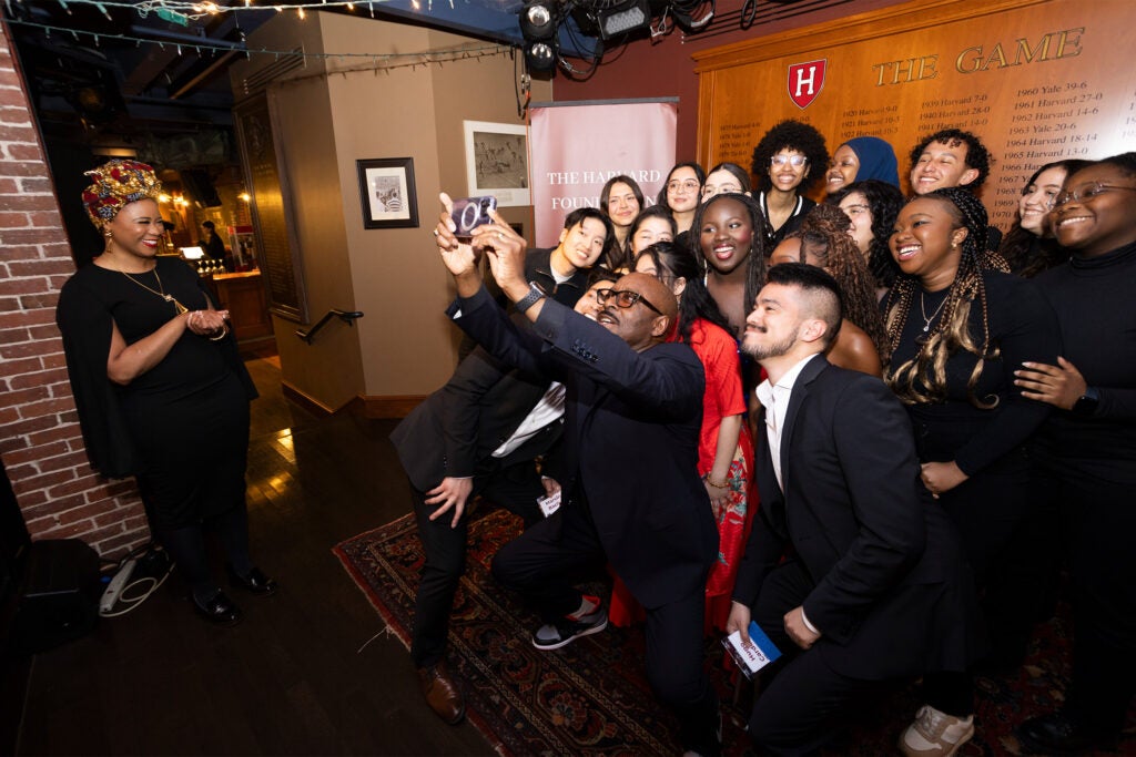 Vance gösterinin ardından öğrencilerle selfie çektirdi. 
