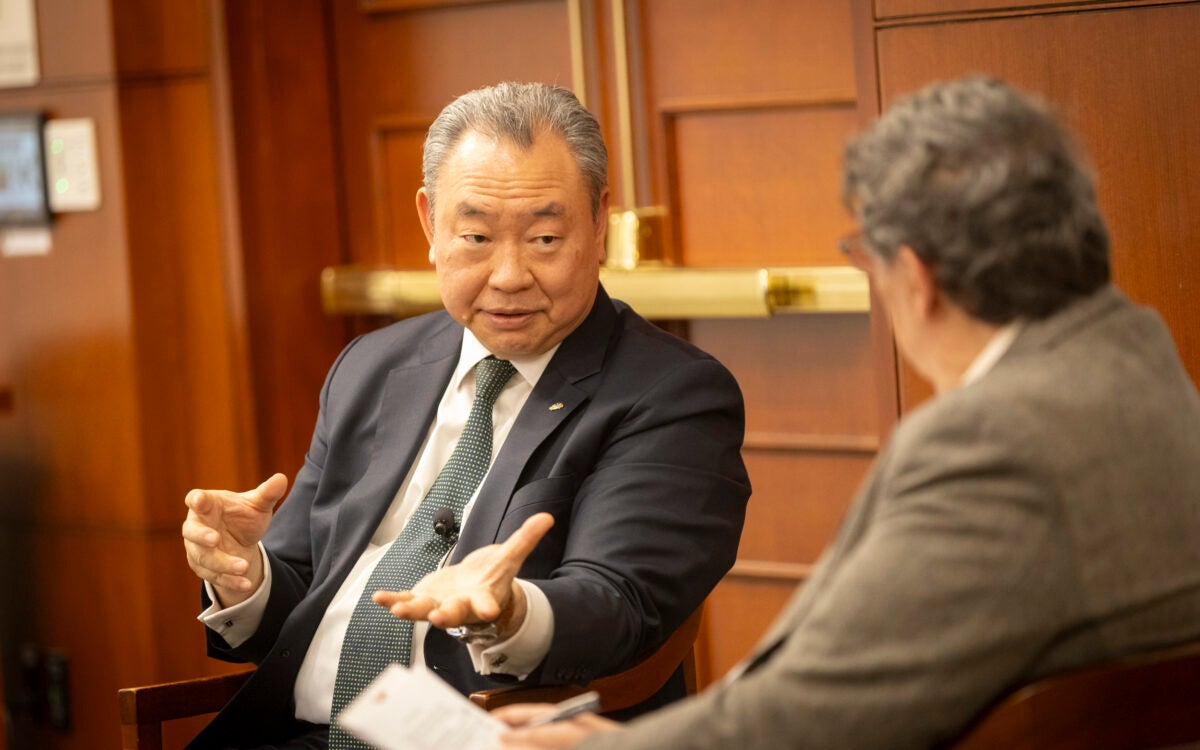 Alexander Tah-ray Yui, Taiwan’s Representative to the US, speaking with Tony Saich,.