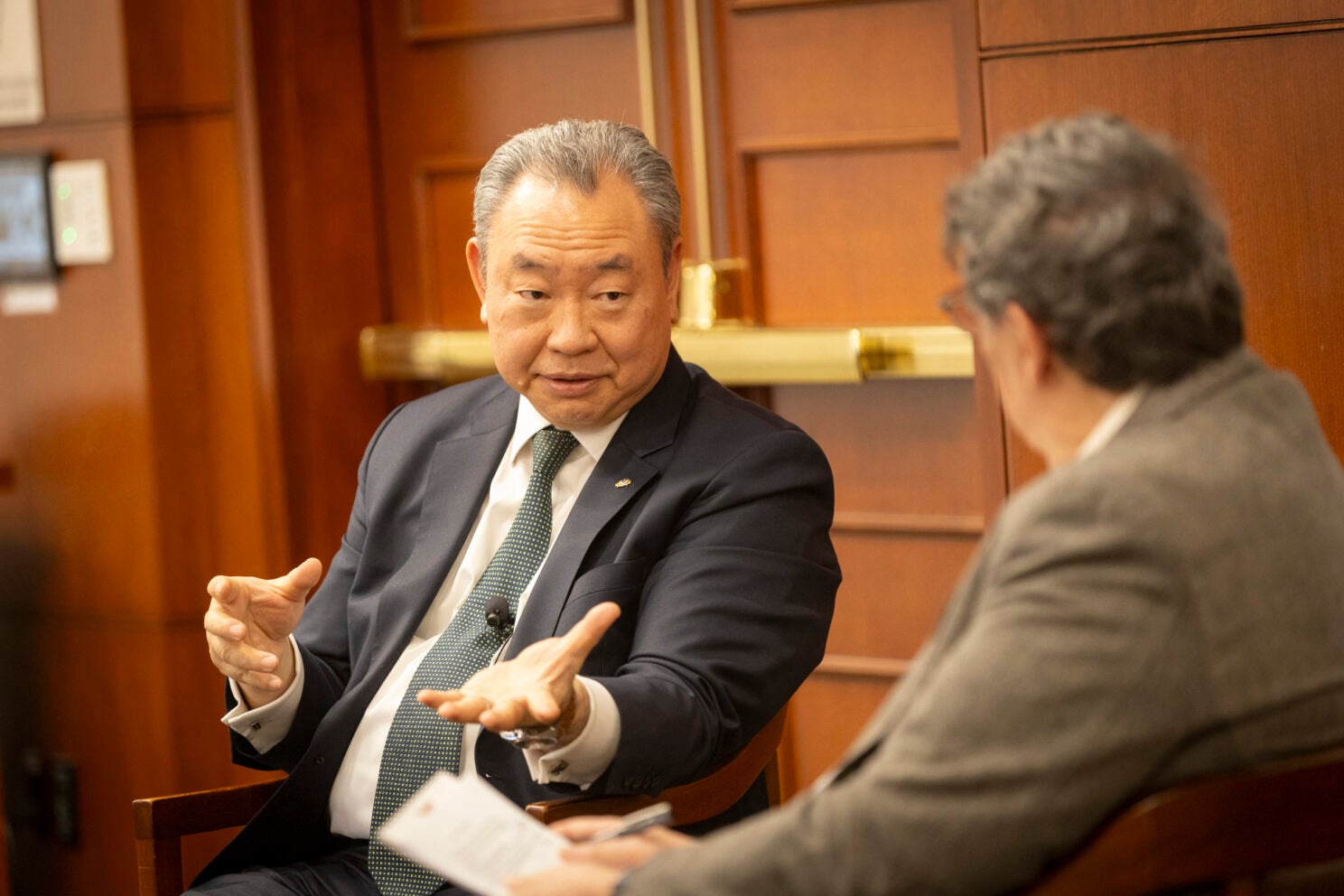 Alexander Tah-ray Yui, Taiwan’s Representative to the US, speaking with Tony Saich.