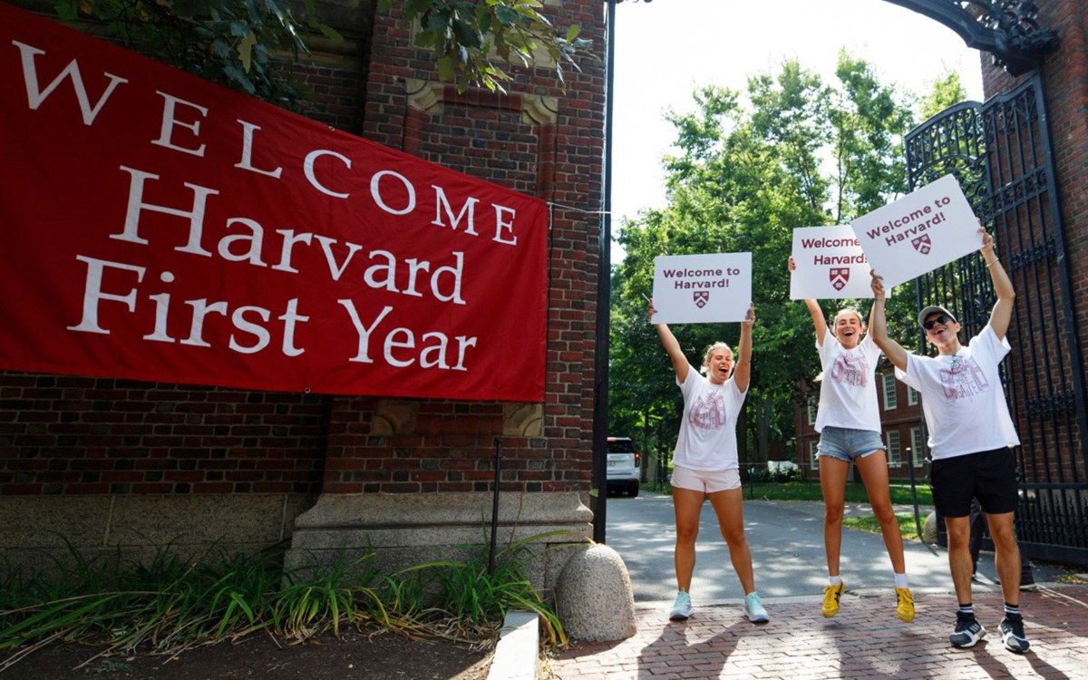 Seniors Katrina Geiersbach (from left), Cecilia Nakfoor, and Nico Vasquez welcome the first-years at Johnston Gate.