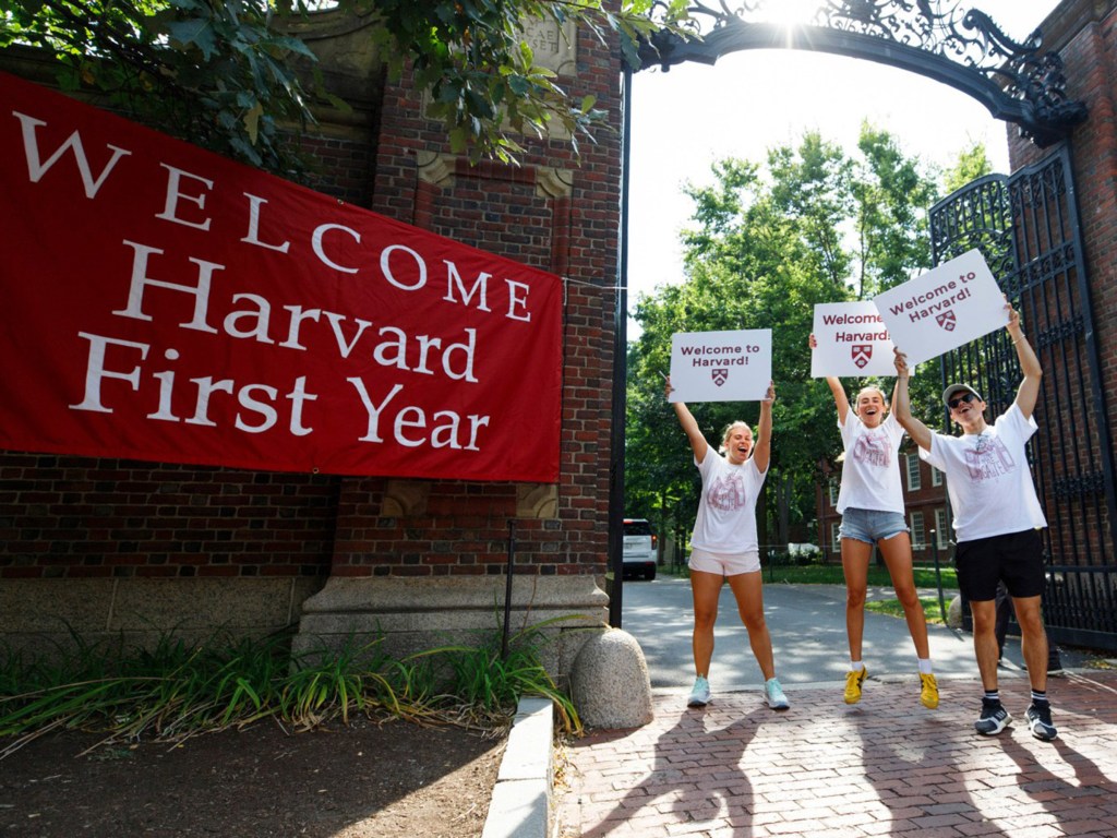 Seniors Katrina Geiersbach (from left), Cecilia Nakfoor, and Nico Vasquez welcome the first-years at Johnston Gate.