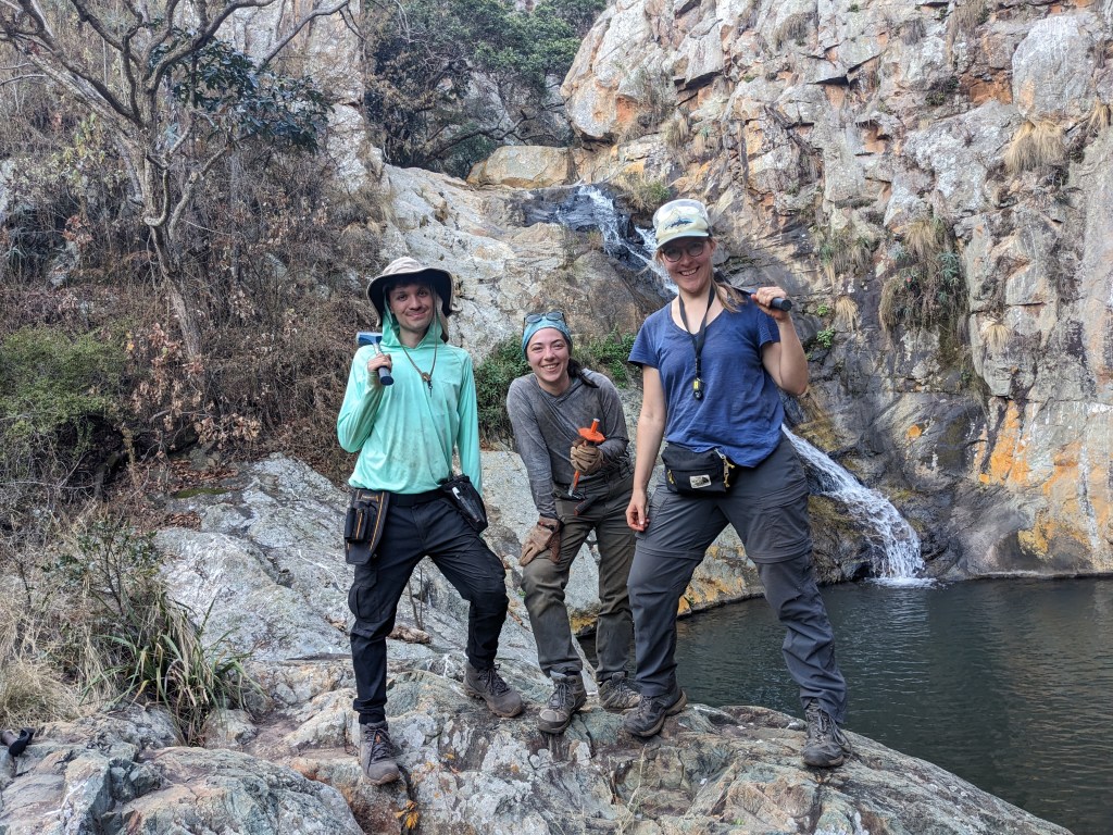 Nadja Drabon (from right) with the students David Madrigal Trejo and Öykü Mete during field research in South Africa.