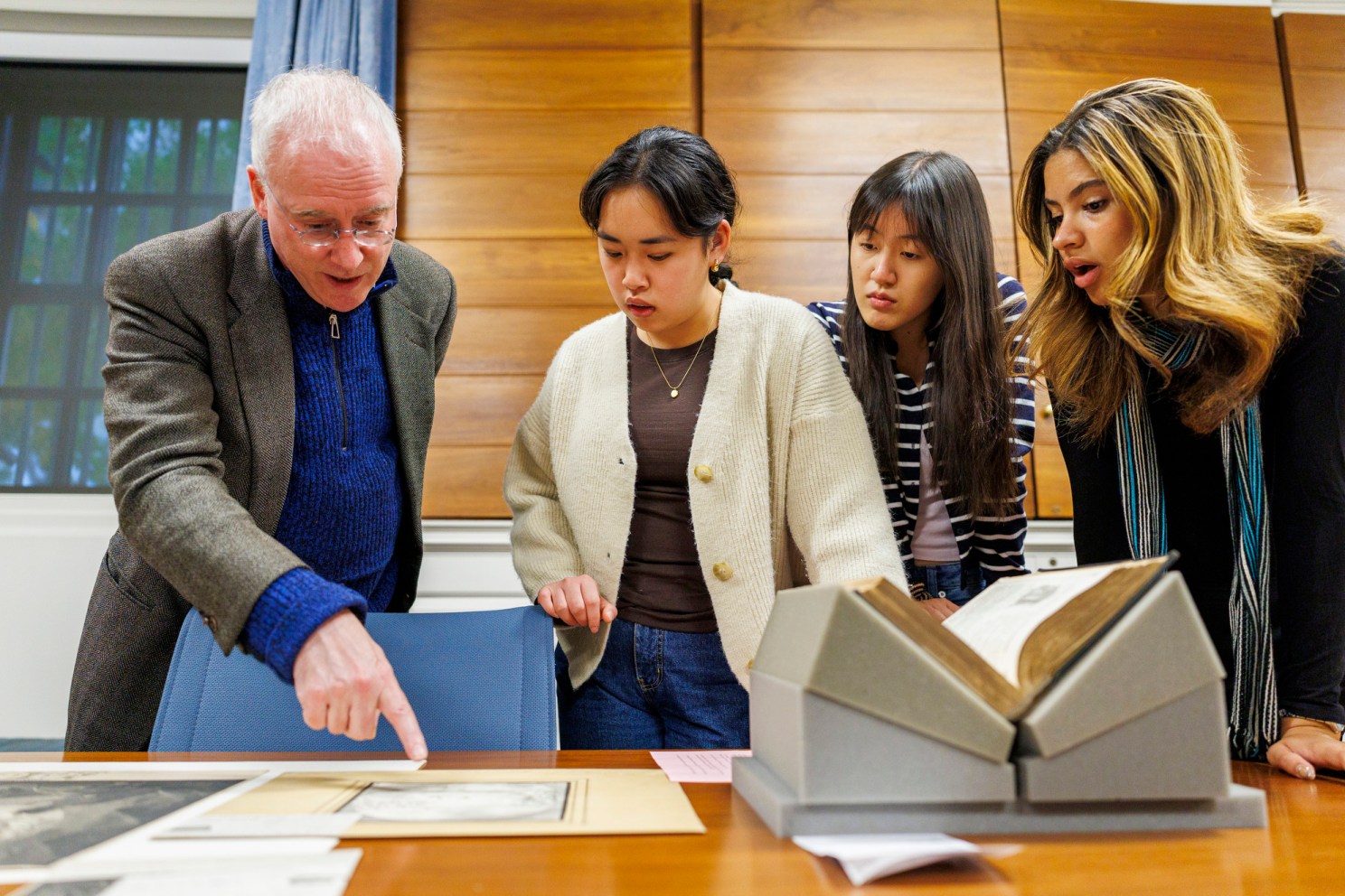 Professor David Armitage with Anne Sun ’29, Sarah Jiang ’29, Yasmim Barros ’29 at Houghton Library.