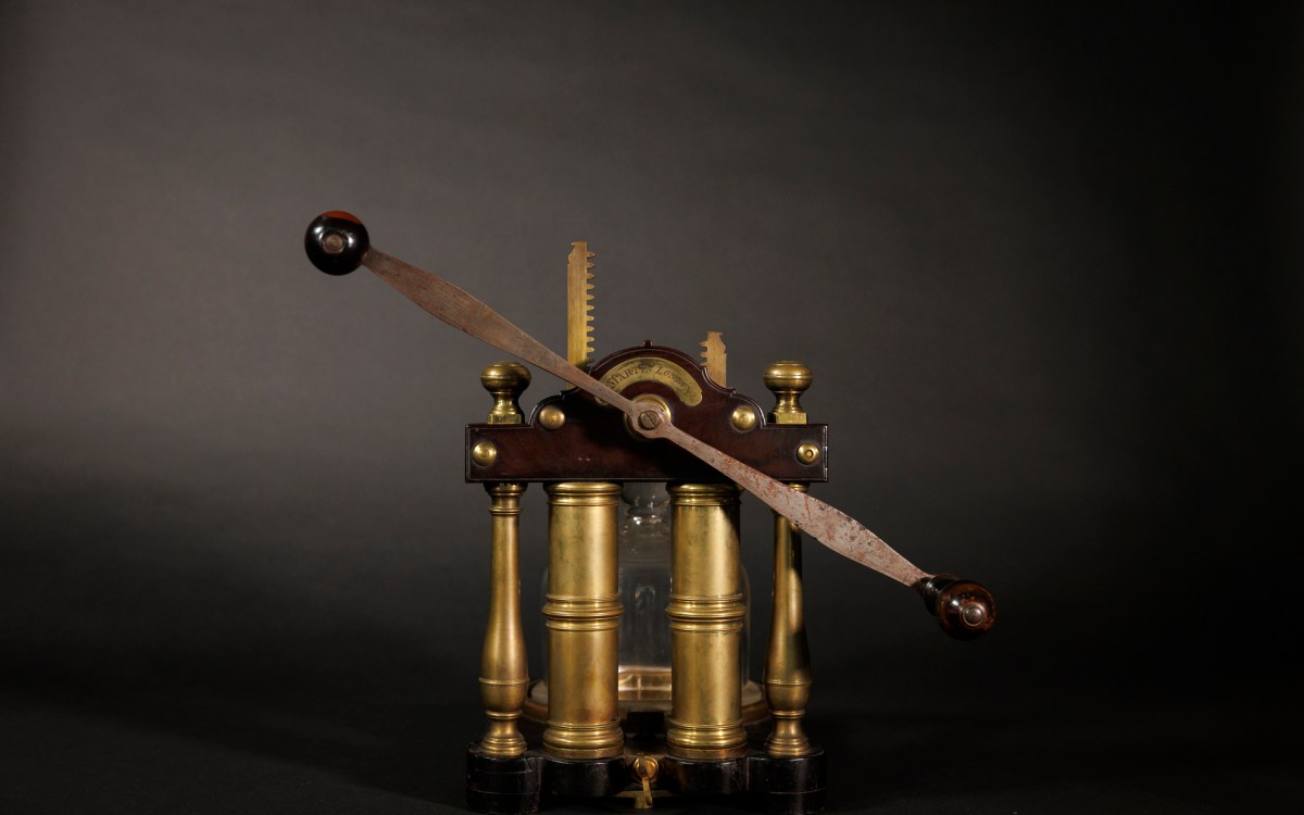 A photo of a double-barreled air pump from 1770