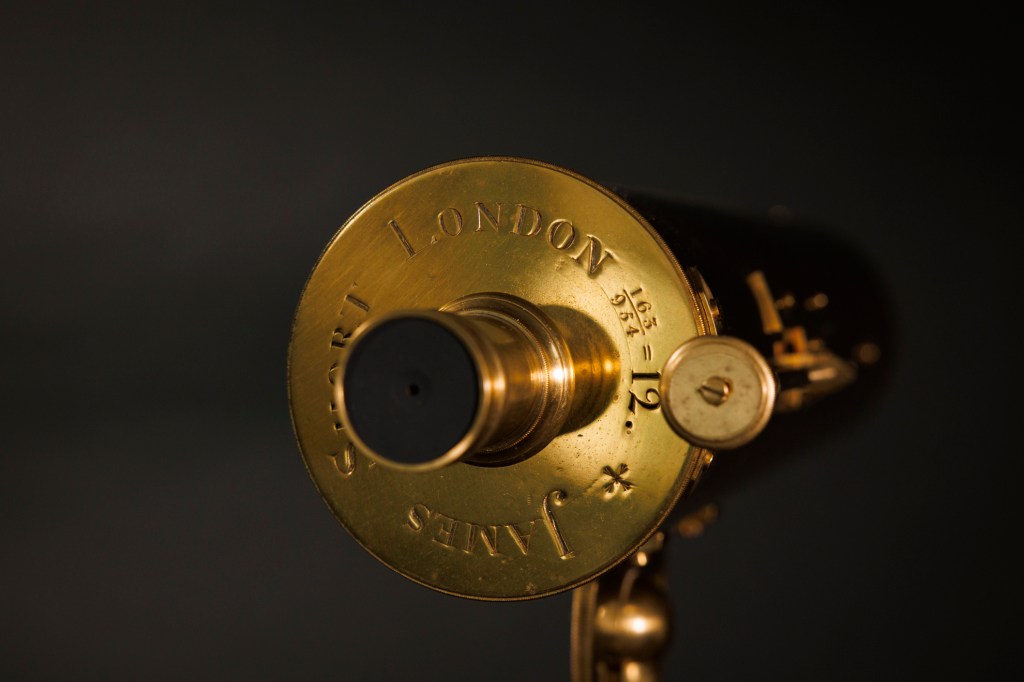 A close-up photo of a Cassegrain reflecting telescope from 1758
