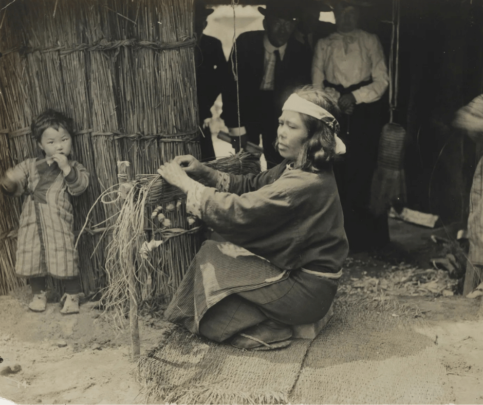 Ainu woman and child at the 1904 World’s Fair.